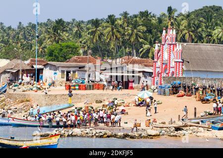 Vizhinjam, Indien - 24. Januar 2012: Fischmarkt im Fischerdorf. Massen von Menschen warten zu fangen und beschäftigt mit ihrer Arbeit, Angeln Wildschweine, CH Stockfoto