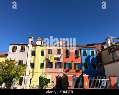 Bunte Häuser, Wäscheleine, Pellestrina, Lagune von Venedig, Venetien, Italien Stockfoto