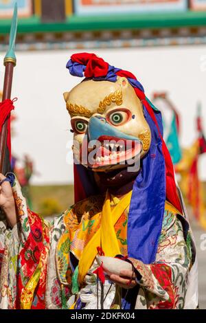 Gangtok, Indien - 23. Dezember 2011: Nicht identifizierter Mönch in Garuda Maske mit Speer führt religiösen Mysterientanz des tibetischen Buddhismus während der Cham D. Stockfoto