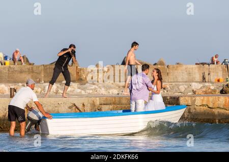 Bolata Strand, Bulgarien - 3. Aug 2014: Hochzeit und Lifestyle Fotograf schießt ein paar liebevolle Jungvermählte in einem Boot in der Schwarzmeerbucht auf Stockfoto