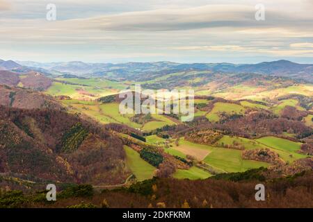 Altenmarkt an der Triesting, Triestingtal (rechts), Blick vom Hocheck in den Gutensteiner Alpen, Wald, Wiesen, Bauernhöfe, Wienerwald, Niederösterreich, Österreich Stockfoto