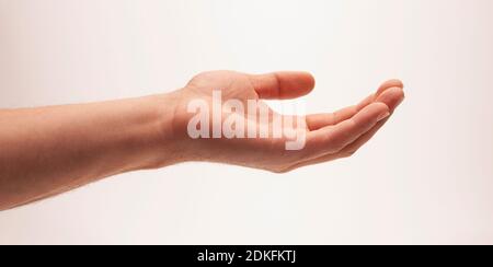 Öffnen Sie die Hand des Mannes vor einem hellen Hintergrund Stockfoto