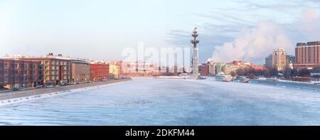 Panorama eines der zentralen Bezirke von Moskau: Gefrorenen Moskwa Fluss mit einer Herde von Möwen auf dem Eis, Vergnügungsboot und die Statue von Peter dem Gr Stockfoto