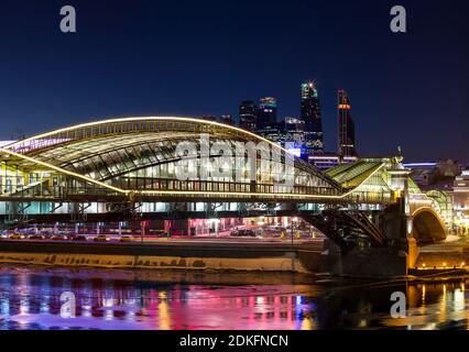 Nacht-Winterpanorama von Moskwa Ufer - Wolkenkratzer von Moskau internationales Geschäftszentrum "Moskau-City," Fußgängerbrücke Bogdan Khm Stockfoto