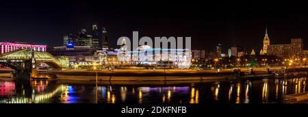 Nacht-Winterpanorama von der Moskwa-Ufer: Fußgängerbrücke Bogdan Khmelnitsky, "Europa" quadratisch, Einkaufszentrum "Europäische" Kiyevskaya Ra Stockfoto