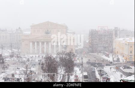 Bolschoi-Theater, Panorama erhöhte Ansicht im starken Schneesturm. Moskau, Russland. Stockfoto