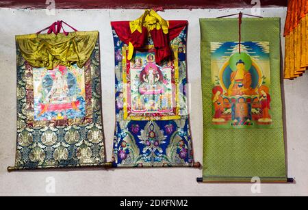 Rumtek, Indien - 18. November 2011: Buddhistische Thangkas - ein tibetisch-buddhistisches Gemälde auf Baumwolle oder Seidenapplikationen - in einem Rumtek-Kloster, Sikkim, Indi Stockfoto