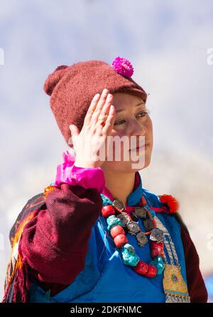 Leh, Jammu und Kashmir, Indien - 01. Sep 2012: Charmante lächelnde Ladakhi Frau in nationaler Kleidung auf dem traditionellen Ladakh Festival am sonnigen Tag in L Stockfoto