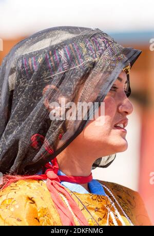 Leh, Jammu und Kaschmir, Indien - 01. Sep 2012: Charmante Ladakhi Frau in Nationalkleidung auf dem traditionellen Ladakh Festival an sonnigen Tag in Leh, Jamm Stockfoto