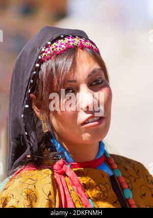 Leh, Jammu und Kaschmir, Indien - 01. Sep 2012: Charmante Ladakhi Frau in Nationalkleidung auf dem traditionellen Ladakh Festival an sonnigen Tag in Leh, Jamm Stockfoto