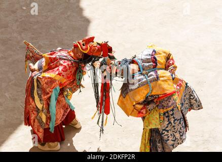 Nicht identifizierte Mönche in Masken führen eine religiöse maskiert und kostümiert Mystery Dance des tibetischen Buddhismus während des Cham Dance Festivals In Lamayuru Monas Stockfoto