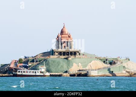 Vavathurai, Kanyakumari, Indien - 20. Januar 2012: Swami Vivekananda Rock Memorial auf der kleinen Insel in Laccadive Meer - ein berühmtes Touristendenkmal Stockfoto