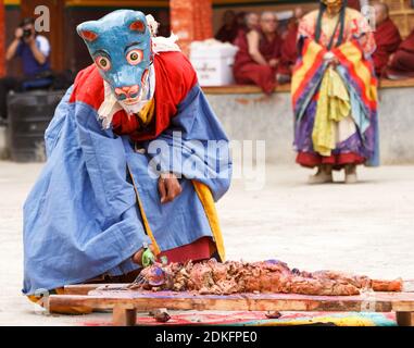 Gästehaus, Indien - 17. Juni 2012: Mönch in Maske führt Opfer Ritual auf eine religiöse maskierten und kostümierten Cham Dance Festival des tibetischen Buddhismus in
