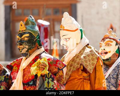 Nicht identifizierte Mönche in Masken führen eine religiöse maskiert und kostümiert Mystery Dance des tibetischen Buddhismus während des Cham Dance Festivals In Lamayuru Monas Stockfoto