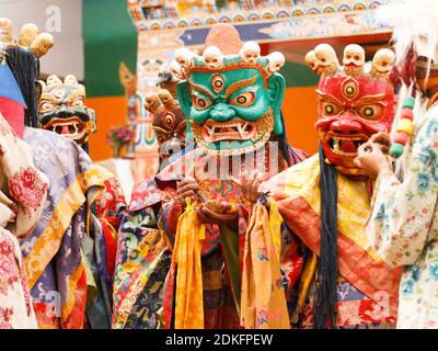 Nicht identifizierte Mönche in Masken führen eine religiöse maskiert und kostümiert Mystery Dance des tibetischen Buddhismus während des Cham Dance Festivals In Lamayuru Monas Stockfoto