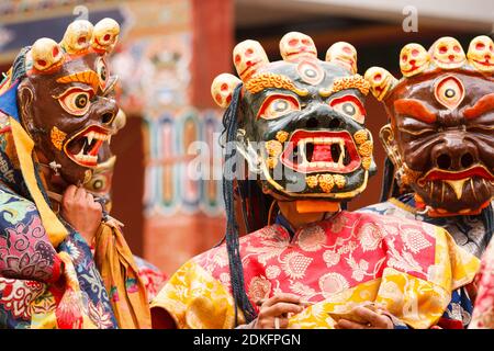 Nicht identifizierte Mönche in Masken führen eine religiöse maskiert und kostümiert Mystery Dance des tibetischen Buddhismus während des Cham Dance Festivals In Lamayuru Monas Stockfoto