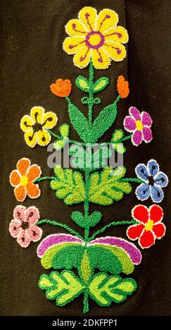 Hand-Stickerei in Form von bunten Blumen auf eine Frau den Rock. Traditionelles Handwerk von Bulgarien, Osteuropa Stockfoto