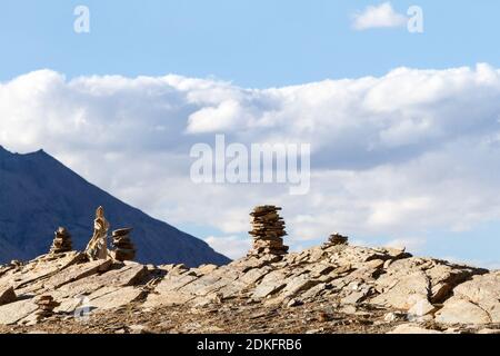 Kleine buddhistische Stupas - Ovoo (Oboo) oder ein heiliger Steinhaufen (der in buddhistischen und mongolischen Zeremonien und Ritualen verwendet wird), gesammelt in der Form Stockfoto