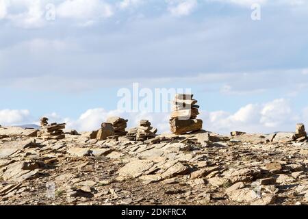 Kleine buddhistische Stupas - Ovoo (Oboo) oder ein heiliger Steinhaufen (der in buddhistischen und mongolischen Zeremonien und Ritualen verwendet wird), gesammelt in der Form Stockfoto