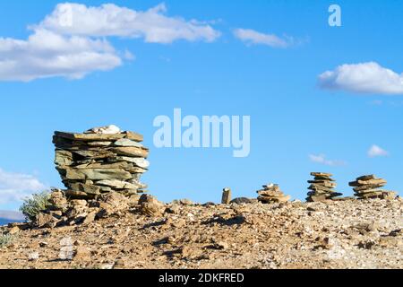 Kleine buddhistische Stupas - Ovoo (Oboo) oder ein heiliger Steinhaufen (der in buddhistischen und mongolischen Zeremonien und Ritualen verwendet wird), gesammelt in der Form Stockfoto