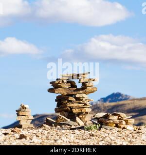 Kleine buddhistische Stupas - Ovoo (Oboo) oder ein heiliger Steinhaufen (der in buddhistischen und mongolischen Zeremonien und Ritualen verwendet wird), gesammelt in der Form Stockfoto