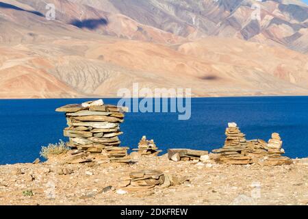 Kleine buddhistische Stupas - Ovoo (Oboo) oder ein heiliger Steinhaufen (der in buddhistischen und mongolischen Zeremonien und Ritualen verwendet wird), gesammelt in der Form Stockfoto