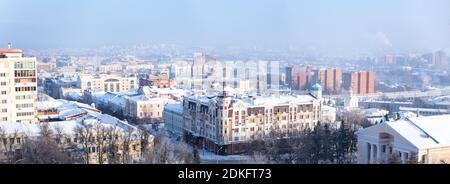 Penza, Russland - 24. Januar 2016: Winterpanorama der Stadt Penza mit Wohngebieten und Autobahn in einem ruhigen kalten sonnigen Tag, ein Blick von oben, in Penza, Stockfoto