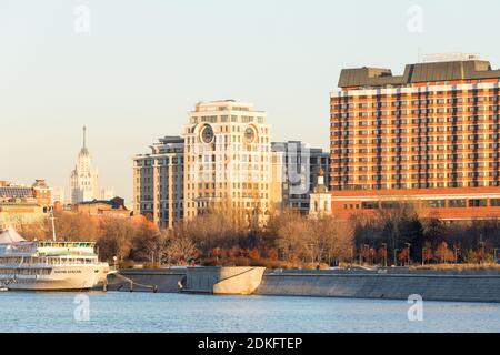 Moskau, Russland - 22. November 2016: Panorama eines der zentralen Bezirke von Moskau: Moskwa Fluss, Vergnügungsboot, die Krim-Böschung und Park ' Stockfoto