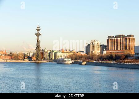 Moskau, Russland - 22. November 2016: Panorama eines der zentralen Bezirke von Moskau: Moskwa Fluss, Vergnügungsboot und die Statue von Peter dem Großen, Stockfoto