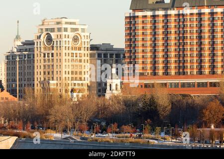 Panorama eines der zentralen Bezirke von Moskau: Die Krim-Böschung und Park "Muzeon", Wohn-und Bürogebäude, "President" Hotel", Th Stockfoto