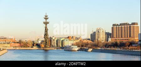 Moskau, Russland - 22. November 2016: Panorama eines der zentralen Bezirke von Moskau: Moskwa Fluss, Vergnügungsboot und die Statue von Peter dem Großen, Stockfoto