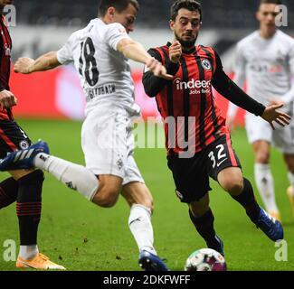 15. Dezember 2020, Hessen, Frankfurt/Main: Fußball: Bundesliga, Eintracht Frankfurt - Borussia Mönchengladbach, Matchday 12 im Deutsche Bank Park. Der Frankfurter Amin Younes (r) und Mönchengladbachs Stefan Lainer kämpfen um den Ball. Foto: Arne Dedert/dpa - WICHTIGER HINWEIS: Gemäß den Bestimmungen der DFL Deutsche Fußball Liga und/oder des DFB Deutscher Fußball-Bund ist es untersagt, im Stadion und/oder vom Spiel aufgenommene Fotos in Form von Sequenzbildern und/oder videoähnlichen Fotoserien zu verwenden oder zu verwenden. Stockfoto