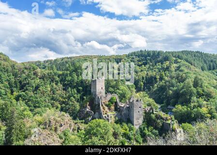 Blick auf die Niederburg in Manderscheid (Eifel). Stockfoto