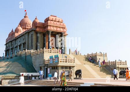 Vavathurai, Kanyakumari, Indien - 20. Januar 2012: Swami Vivekananda Rock Memorial - ein berühmtes Touristendenkmal an einem sonnigen Tag in Vavathurai, Kanyakuma Stockfoto