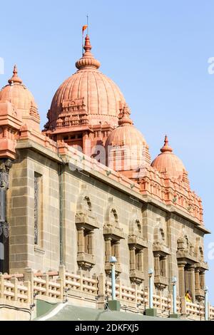 Swami Vivekananda Rock Memorial - ein berühmtes Touristendenkmal an einem sonnigen Tag in Vavathurai, Kanyakumari, Indien Stockfoto