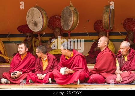 Lamayuru, Indien - 17. Juni 2012: Gelug-pa Mönche als aufmerksame Zuschauer und rituelle Trommler beim Cham Dance Festival of Tibetan Buddhism in Lamayur Stockfoto