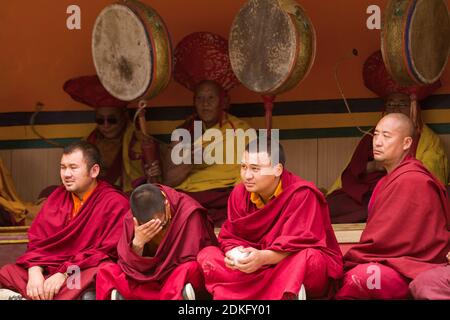 Lamayuru, Indien - 17. Juni 2012: Gelug-pa Mönche als aufmerksame Zuschauer und rituelle Trommler beim Cham Dance Festival of Tibetan Buddhism in Lamayur Stockfoto