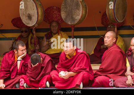 Lamayuru, Indien - 17. Juni 2012: Gelug-pa Mönche als aufmerksame Zuschauer und rituelle Trommler beim Cham Dance Festival of Tibetan Buddhism in Lamayur Stockfoto