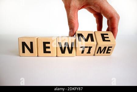 Neues ME-Symbol. Die Hand dreht Würfel und ändert die Worte „New Time“ in „New Me“. Schöner weißer Hintergrund. Speicherplatz kopieren. Business und New ME Konzept. Stockfoto