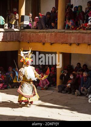 Korzok, Indien - 23. Juli 2012: Nicht identifizierter Mönch in Hirschmaske mit Schwert führt religiösen Mysterientanz des tibetischen Buddhismus während der Cham Dance Fes Stockfoto