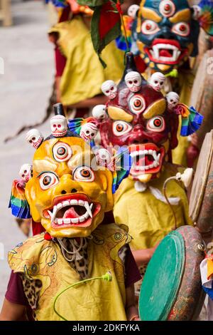 Hemis, Indien - Juni 29: Nicht identifizierte Mönche mit Trommeln führen während des Cham-Tanzes einen religiös maskierten und kostümierten Mysterientanz des tibetischen Buddhismus auf Stockfoto