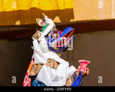 Korzok, Indien - 23. Juli 2012: Nicht identifizierter Mönch in Garuda Maske führt religiösen Mysterientanz des tibetischen Buddhismus während des Cham Dance Festival i Stockfoto