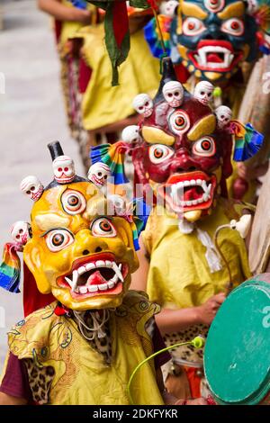 Hemis, Indien - Juni 29: Nicht identifizierte Mönche mit Trommeln führen während des Cham-Tanzes einen religiös maskierten und kostümierten Mysterientanz des tibetischen Buddhismus auf Stockfoto