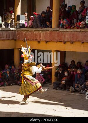 Korzok, Indien - 23. Juli 2012: Nicht identifizierter Mönch in Hirschmaske mit Schwert führt religiösen Mysterientanz des tibetischen Buddhismus während der Cham Dance Fes Stockfoto