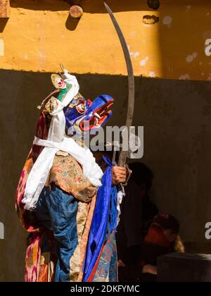 Korzok, Indien -23. Juli 2012: Nicht identifizierter Mönch mit Säbel in Garuda Maske führt religiösen Mysterientanz des tibetischen Buddhismus während des Cham Dance F Stockfoto
