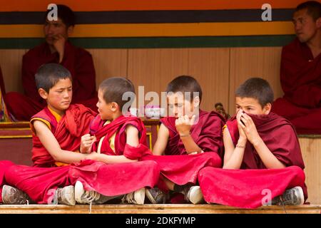 Lamayuru, Indien - 17. Juni 2012: Unruhige Jungen Mönche als Zuschauer beim Cham Dance Festival of Tibetan Buddhism im Lamayuru Kloster, Ladakh, Indi Stockfoto