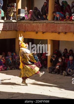 Korzok, Indien - 23. Juli 2012: Nicht identifizierter Mönch in Hirschmaske mit Schwert führt religiösen Mysterientanz des tibetischen Buddhismus während der Cham Dance Fes Stockfoto