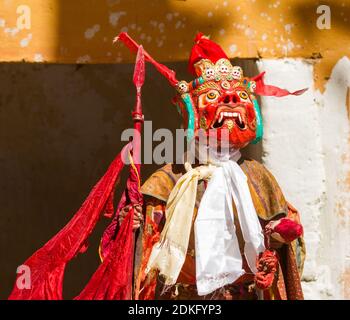 Nicht identifizierter Mönch in Maske mit Speer führt religiösen Mysterientanz des tibetischen Buddhismus während des Cham Dance Festival in Korzok Kloster, Indien. Stockfoto