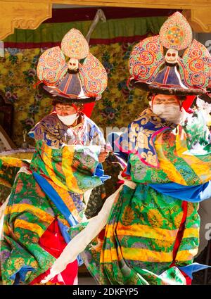 Kursha, Indien - Juli 17: Zwei Lamas führen während des Cham Dance Festivals einen religiös maskierten und kostümierten Mystery Black hat Dance des tibetischen Buddhismus auf Stockfoto