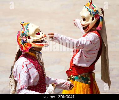 Nicht identifizierte Mönche in Citipati (Schutzgottheit) Masken führen eine religiöse maskierte und kostümierte Mystery Tanz von Tantrischer tibetischer Buddhismus während der CH Stockfoto